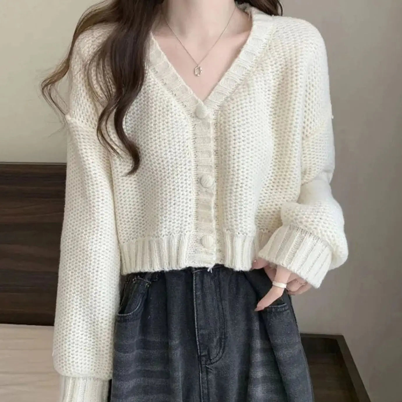 Women's Fitted Cropped V-Neck Knit Cardigan - White