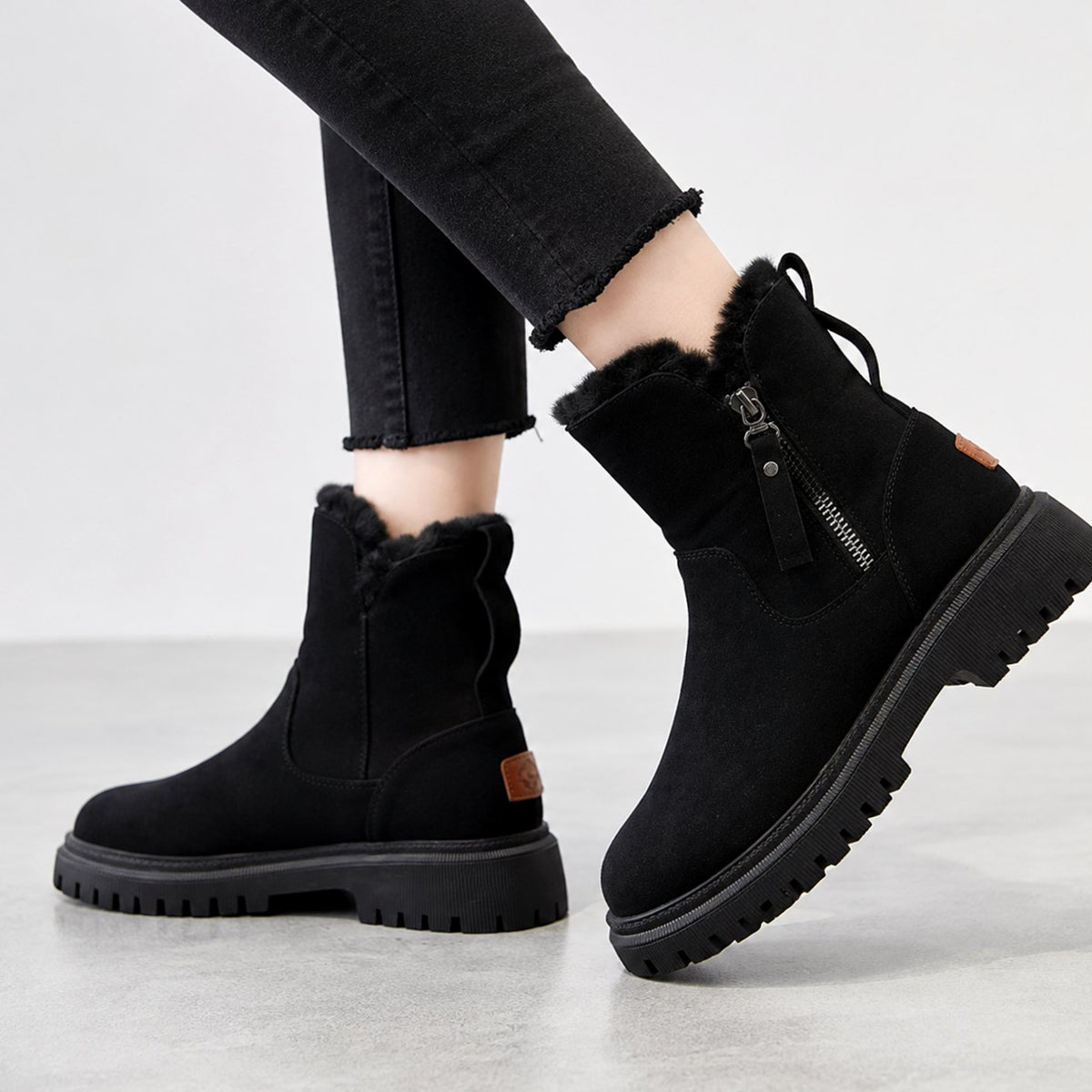 Women's Faux Fur Lined Chunky Sole Winter Ankle Boots - Black