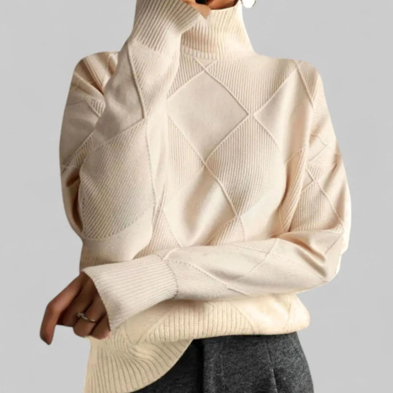 Women's Oversized Diamond-Knit Turtlenecks Sweater - Beige