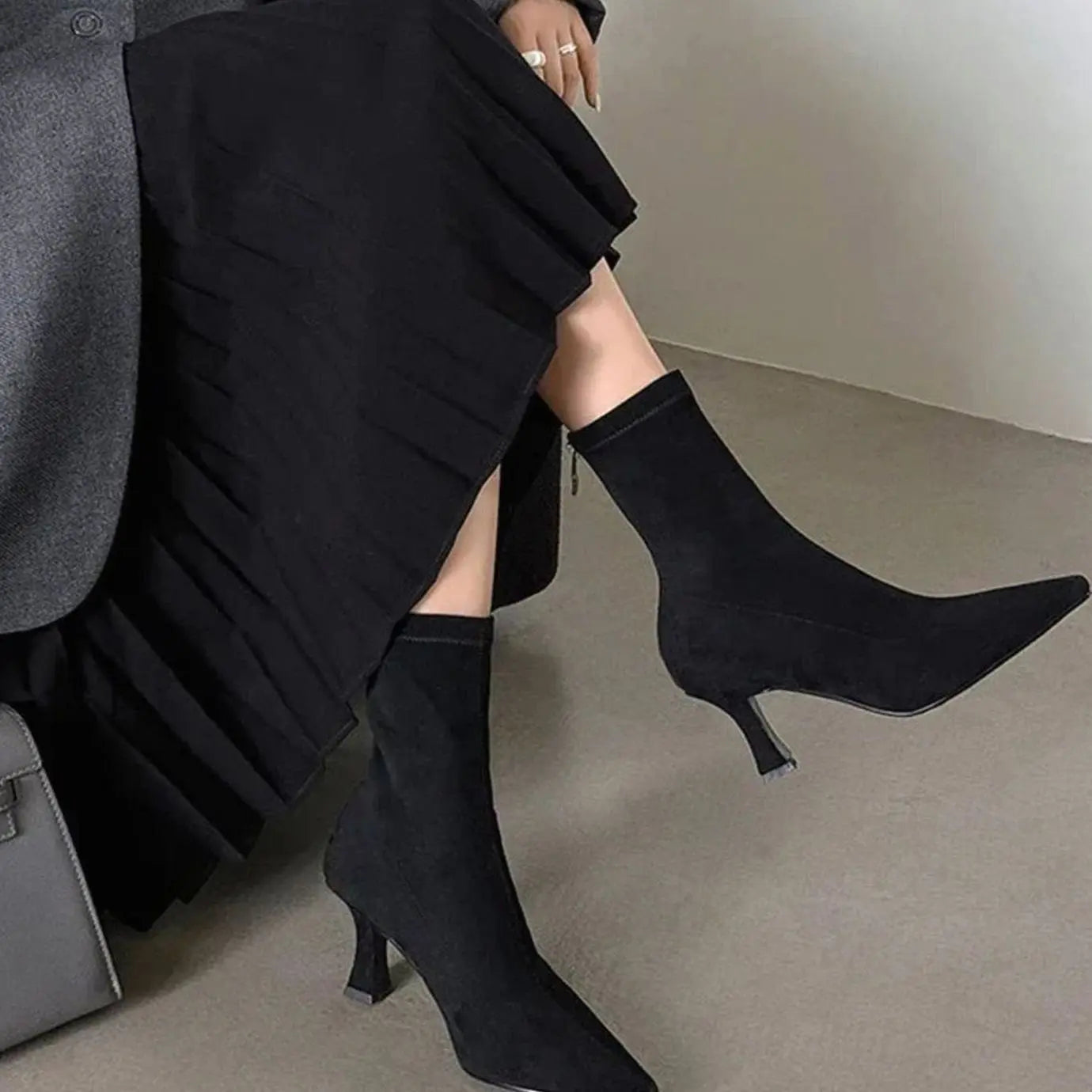 Women's Pointed Kitten Heel Suede Ankle Boots - Black